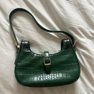 Elegant Green Croc-Embossed Shoulder Bag